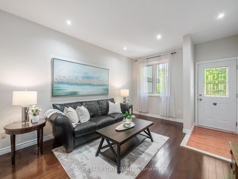 Photo 2 at 251A Chisholm Avenue, Lumsden, Toronto