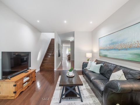 Photo 3 at 251A Chisholm Avenue, Lumsden, Toronto