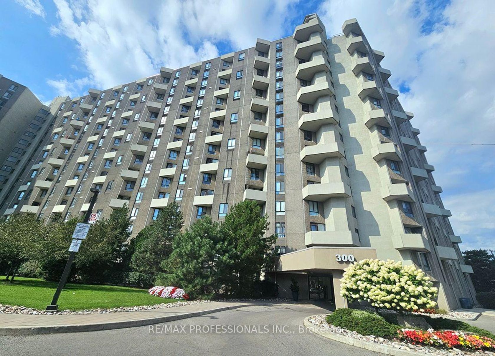 E41 - 300 Mill Road, Markland Wood, Toronto photo number 2