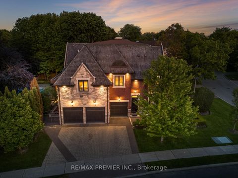 Photo 2 at 35 Normandale Crescent, Windfields, Toronto