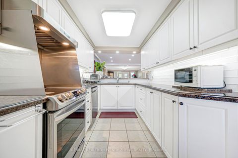 Photo 14 at 21 - 520 Silken Laumann Drive, Wyndham, Newmarket