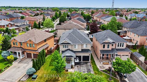 Photo 2 at 15 Arrowood Crescent, Sonoma Heights, Vaughan
