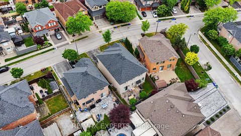 Photo 3 at 15 Arrowood Crescent, Sonoma Heights, Vaughan