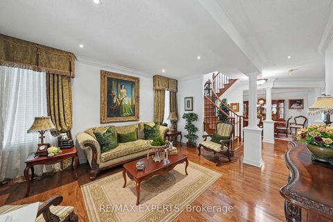 Photo 4 at 15 Arrowood Crescent, Sonoma Heights, Vaughan