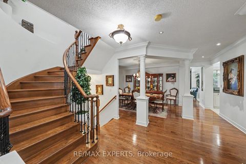 Photo 5 at 15 Arrowood Crescent, Sonoma Heights, Vaughan