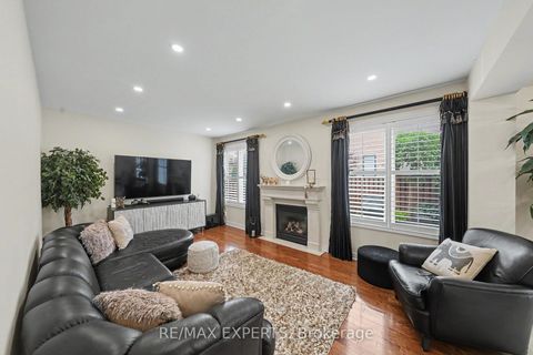 Photo 8 at 15 Arrowood Crescent, Sonoma Heights, Vaughan