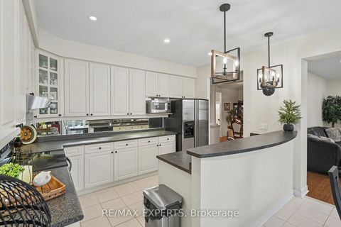 Photo 11 at 15 Arrowood Crescent, Sonoma Heights, Vaughan