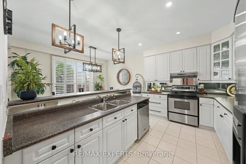 Photo 12 at 15 Arrowood Crescent, Sonoma Heights, Vaughan