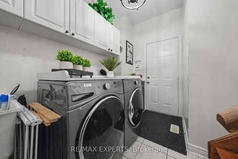 Photo 13 at 15 Arrowood Crescent, Sonoma Heights, Vaughan