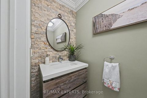 Photo 14 at 15 Arrowood Crescent, Sonoma Heights, Vaughan