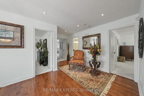 Photo 15 at 15 Arrowood Crescent, Sonoma Heights, Vaughan