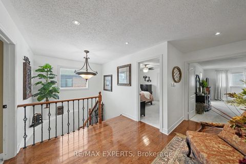 Photo 16 at 15 Arrowood Crescent, Sonoma Heights, Vaughan