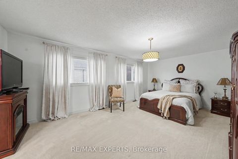 Photo 17 at 15 Arrowood Crescent, Sonoma Heights, Vaughan