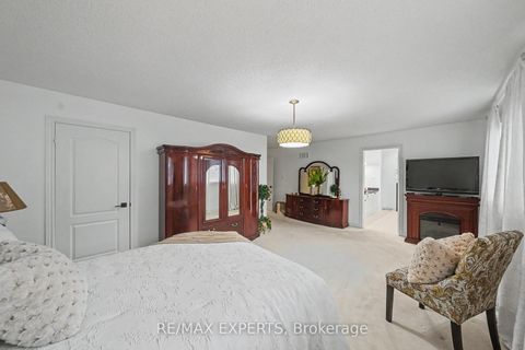 Photo 18 at 15 Arrowood Crescent, Sonoma Heights, Vaughan