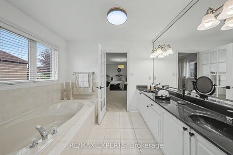 Photo 20 at 15 Arrowood Crescent, Sonoma Heights, Vaughan