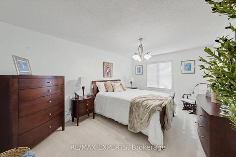 Photo 25 at 15 Arrowood Crescent, Sonoma Heights, Vaughan