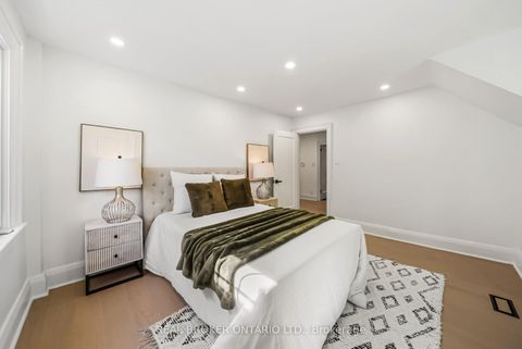 Photo 31 at 69 Chaplin Crescent, Eglinton, Toronto