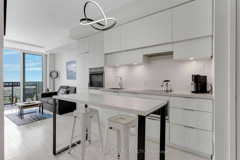 Photo 4 at 5009 - 8 Eglinton Avenue E, Mount Pleasant West, Toronto