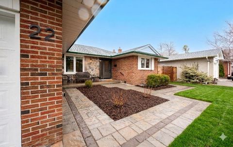 Photo 2 at 22 Arbroath Crescent, Markland Wood, Toronto