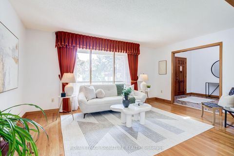 Photo 3 at 18 Parravano Court, Willowdale West, Toronto