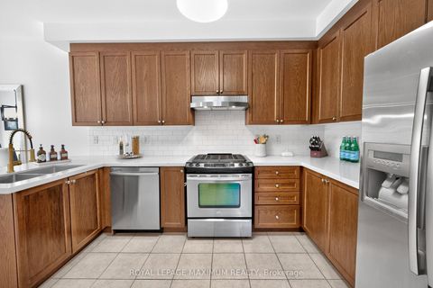 Photo 10 at 95 White Beach Crescent, Patterson, Vaughan