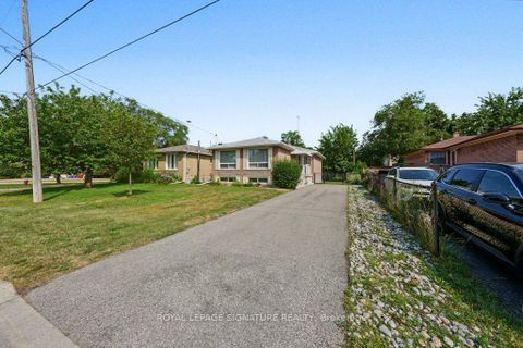 Photo 3 at 407 Wenlock Avenue, Harding, Richmond Hill