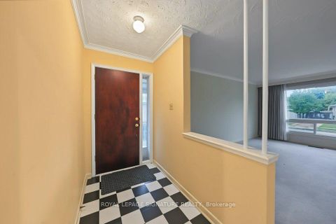 Photo 7 at 407 Wenlock Avenue, Harding, Richmond Hill