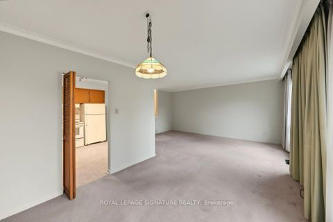 Photo 13 at 407 Wenlock Avenue, Harding, Richmond Hill