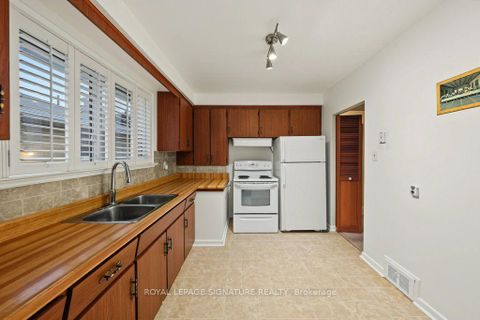 Photo 14 at 407 Wenlock Avenue, Harding, Richmond Hill