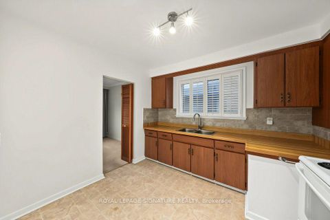 Photo 15 at 407 Wenlock Avenue, Harding, Richmond Hill