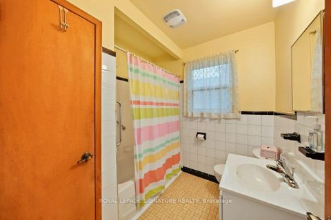 Photo 24 at 407 Wenlock Avenue, Harding, Richmond Hill