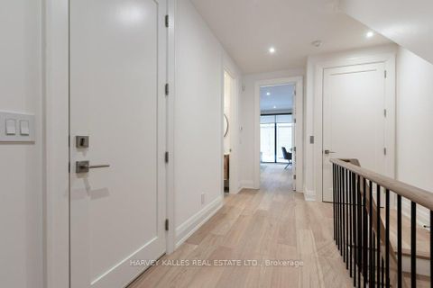 Photo 3 at 32 Evergreen Gardens, Leaside, Toronto