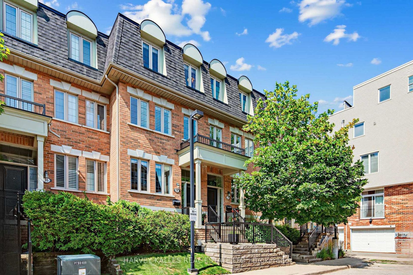 18 Sargent Lane, Danforth, Toronto photo 3