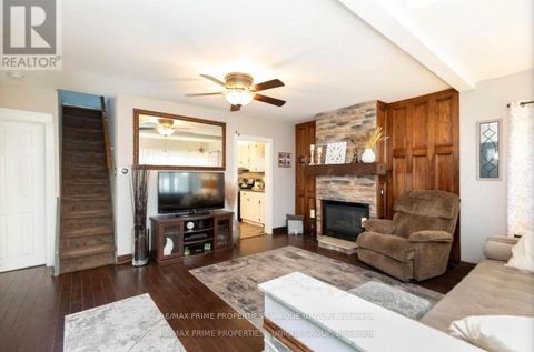 Photo 2 at 40 Jeavons Avenue, Birchmount, Toronto