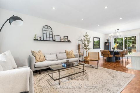 Photo 2 at 37 Birchleaf Crescent, Richview, Toronto