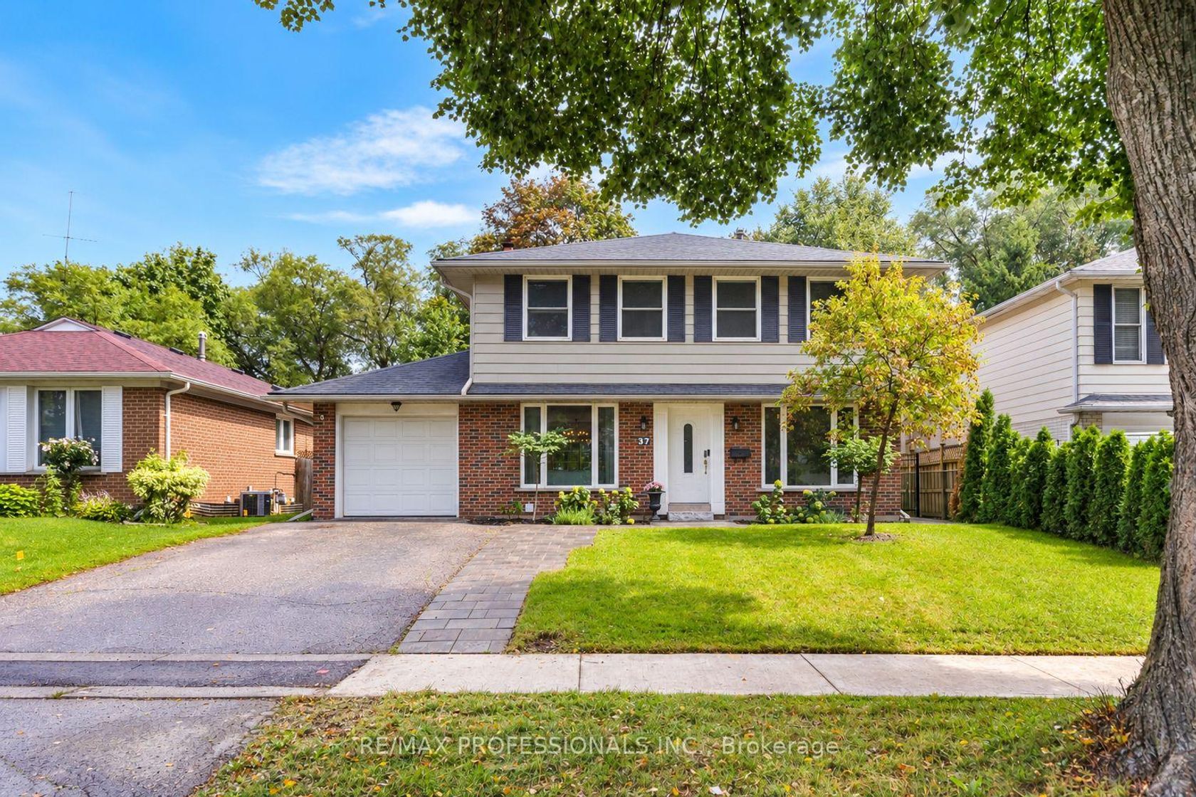 37 Birchleaf Crescent, Richview, Toronto photo number 2