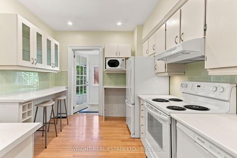 Photo 11 at 276 Robert Street, University, Toronto
