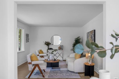 Photo 2 at 11 Harrow Drive, Amesbury, Toronto