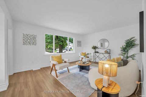 Photo 5 at 11 Harrow Drive, Amesbury, Toronto