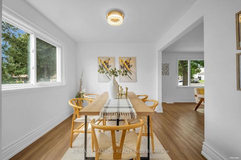 Photo 11 at 11 Harrow Drive, Amesbury, Toronto