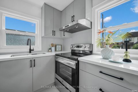 Photo 13 at 11 Harrow Drive, Amesbury, Toronto