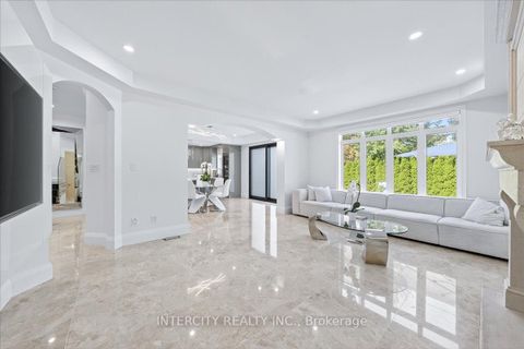 Photo 11 at 102 Cook's Mill Crescent, Patterson, Vaughan