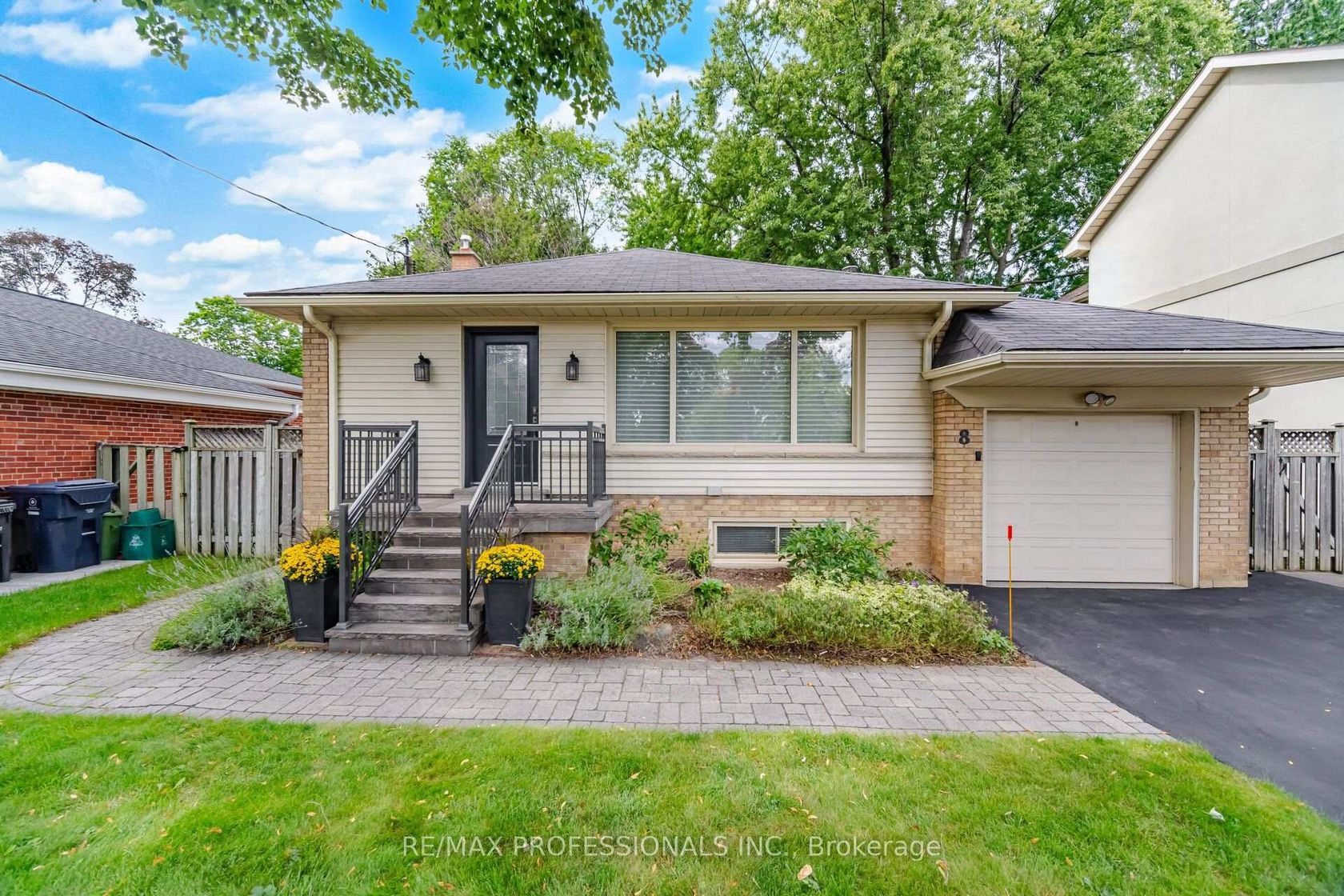 8 Beaverbrook Avenue, Rosethorn, Toronto photo number 2