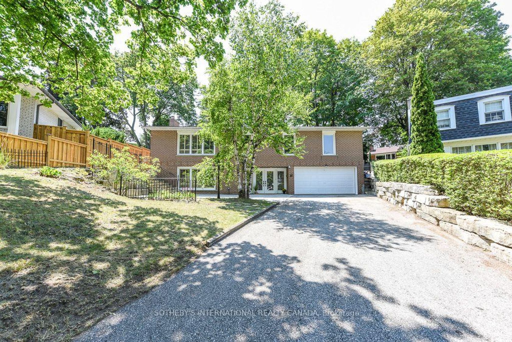 31 Queensborough Crescent, Richview, Toronto photo 1