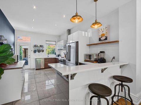 Photo 13 at 28 Robinson Street, Bellwoods, Toronto
