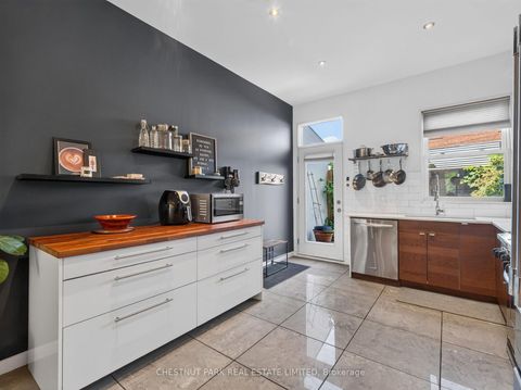 Photo 14 at 28 Robinson Street, Bellwoods, Toronto