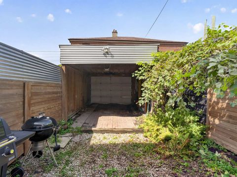 Photo 34 at 28 Robinson Street, Bellwoods, Toronto