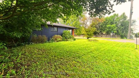 Photo 3 at 1 Willis Drive, Aurora Highlands, Aurora