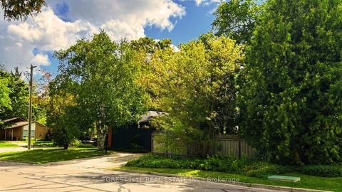 Photo 4 at 1 Willis Drive, Aurora Highlands, Aurora