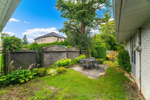 Photo 2 at 22 Poplar Drive, Oak Ridges, Richmond Hill